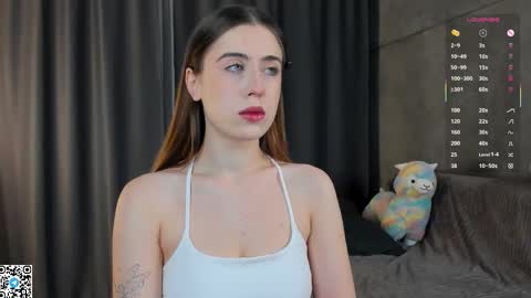 Snapshot of mooncutie_girl chatting on 10.17.25 Sophia online show from 10.17.25