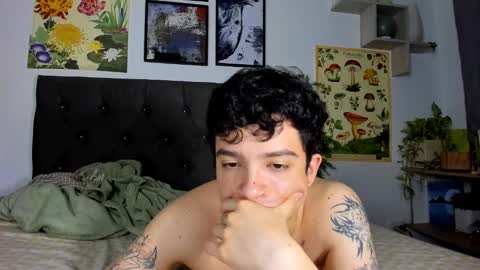 Snapshot of moonlight_baee chatting on 02.10.25 Clove online show from 02.10.25