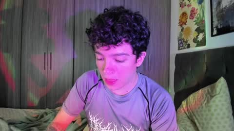 Snapshot of moonlight_baee chatting on 03.10.25 Clove online show from 03.10.25