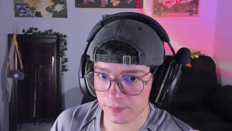 Snapshot of moonlight_baee chatting on 02.18.26 Clove online show from 02.18.26