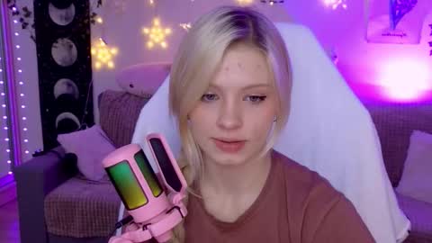 Snapshot of moonlight_mia chatting on 10.14.25 Mia   online show from 10.14.25