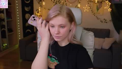 Snapshot of moonlight_mia chatting on 03.25.26 Mia online show from 03.25.26