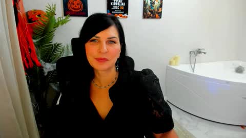 Snapshot of moonvelour chatting on 10.21.25 Ask me  online show from 10.21.25