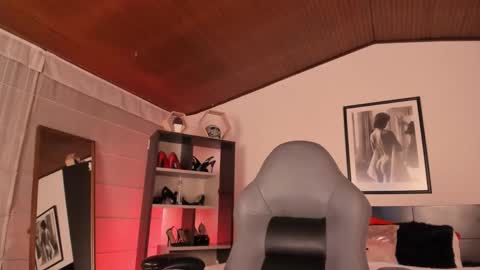 Snapshot of moony_14 chatting on 12.02.25 Michelle online show from 12.02.25