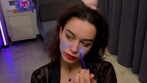 Snapshot of movessa chatting on 11.20.25 Luna online show from 11.20.25