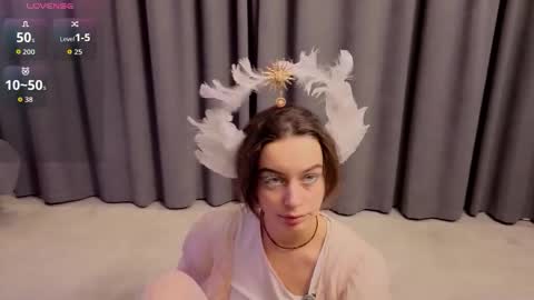 Snapshot of movessa chatting on 12.04.25 Luna online show from 12.04.25