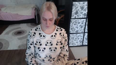 Snapshot of mrsluck chatting on 04.05.26 Sasha online show from 04.05.26