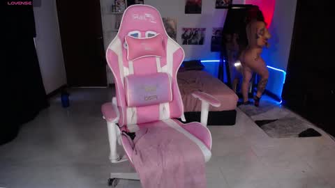 Manuela3 online show from 10.27.25