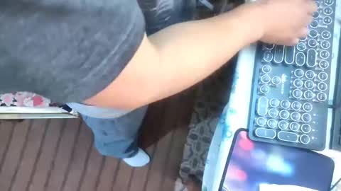 Snapshot of muchachosam chatting on 11.08.25 zenon online show from 11.08.25