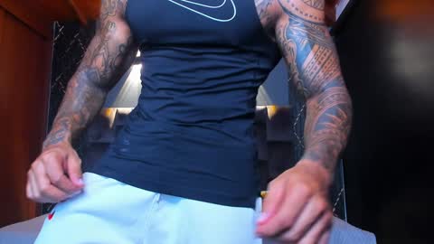 Snapshot of muscle_man19 chatting on 12.04.24 Nick online show from 12.04.24