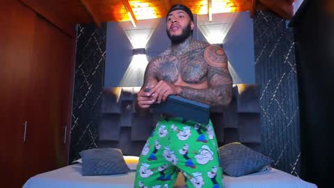 Snapshot of muscle_man19 chatting on 12.25.24 Nick online show from 12.25.24