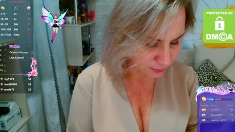 Snapshot of music_fairy chatting on 01.10.25 Lana online show from 01.10.25