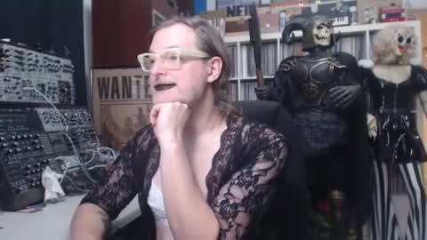 Snapshot of muziknerd chatting on 11.21.25 Muziknerd online show from 11.21.25