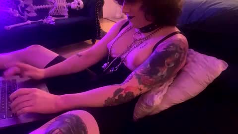 Snapshot of mxscary chatting on 02.08.25 mxscary online show from 02.08.25