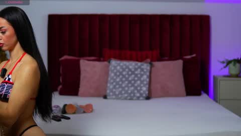 Snapshot of mya_gold chatting on 11.04.25 Mya online show from 11.04.25