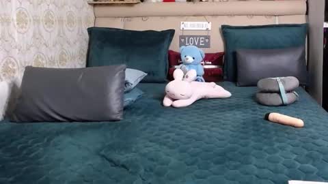 Snapshot of mysteryroom chatting on 12.04.25 Shine online show from 12.04.25