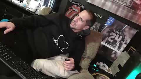 Snapshot of n3v3rpanic1 chatting on 01.24.25 SnackPants online show from 01.24.25