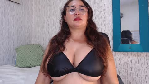 Snapshot of nadiawhite_ chatting on 12.19.24 Nadia online show from 12.19.24