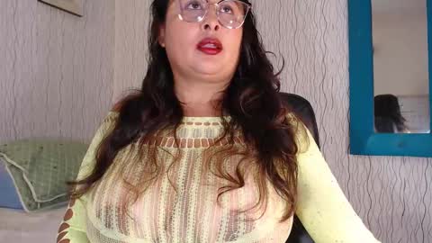 Snapshot of nadiawhite_ chatting on 10.04.25 Nadia online show from 10.04.25