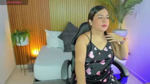 Snapshot of nahia_13 chatting on 06.19.26 N A H I A online show from 06.19.26