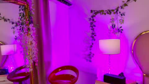 NahiaraReina  online show from 04.25.26