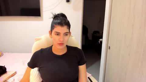 independent model online show from 11.19.25