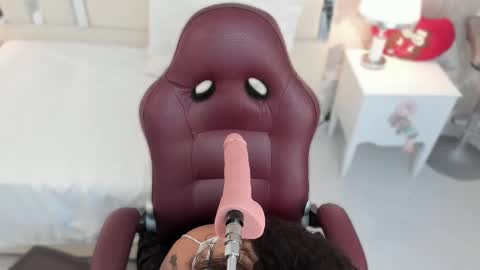 Nahomy Roberts online show from 12.17.25