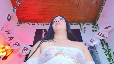 Snapshot of naia_x chatting on 10.29.25 Naia x online show from 10.29.25