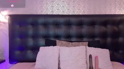 naiaramasson_ online show from 11.18.25