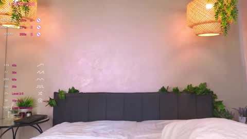 Snapshot of nancycaseys chatting on 09.18.25 Luna online show from 09.18.25