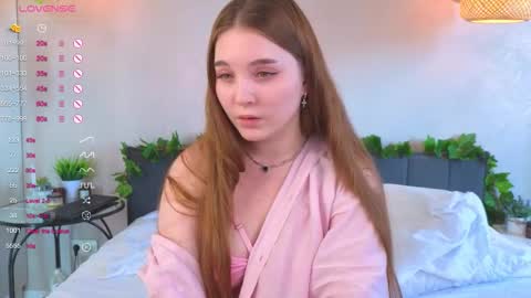 Snapshot of nancycaseys chatting on 09.23.25 Luna online show from 09.23.25