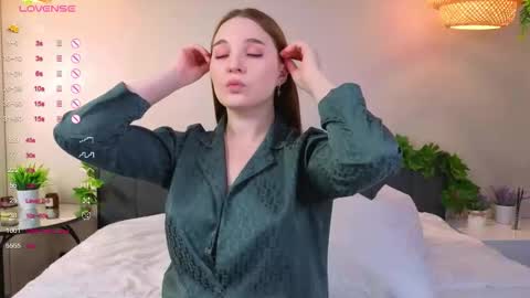 Snapshot of nancycaseys chatting on 10.12.25 Luna online show from 10.12.25