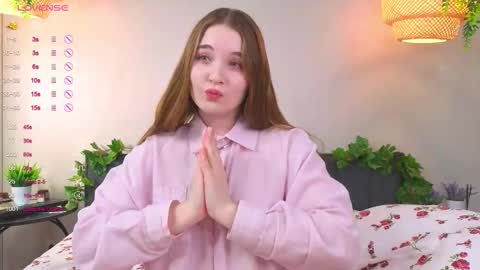 Snapshot of nancycaseys chatting on 10.13.25 Luna online show from 10.13.25