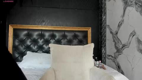 Naomi Frost online show from 11.28.25