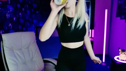 Snapshot of naomihita chatting on 10.30.25 naomihita online show from 10.30.25