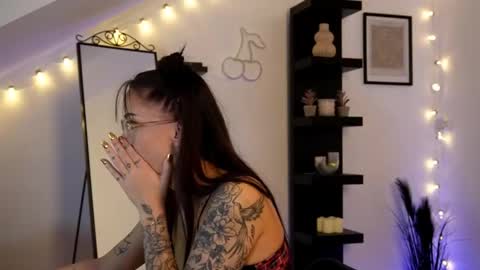 Snapshot of naomii_20 chatting on 10.24.25 naomii_20 online show from 10.24.25