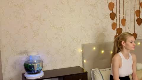 Snapshot of naomiumiu chatting on 12.14.25 Naomi 3 online show from 12.14.25