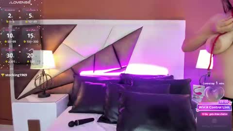 Snapshot of naomyrivera chatting on 02.19.25 nao online show from 02.19.25