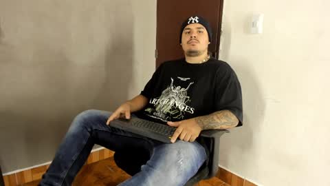 Snapshot of narciso_kh chatting on 01.14.25 deibyd online show from 01.14.25