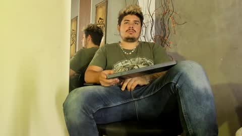 Snapshot of narciso_kh chatting on 01.22.25 deibyd online show from 01.22.25