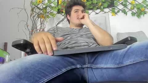 Snapshot of narciso_kh chatting on 10.02.25 deibyd online show from 10.02.25