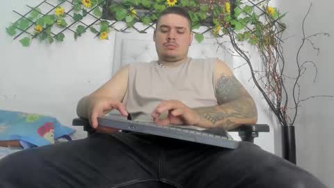 Snapshot of narciso_kh chatting on 11.04.25 deibyd online show from 11.04.25