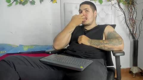 Snapshot of narciso_kh chatting on 11.14.25 deibyd online show from 11.14.25