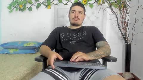 Snapshot of narciso_kh chatting on 11.18.25 deibyd online show from 11.18.25