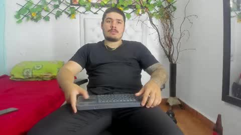 Snapshot of narciso_kh chatting on 11.23.25 deibyd online show from 11.23.25