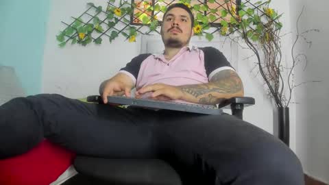 Snapshot of narciso_kh chatting on 11.25.25 deibyd online show from 11.25.25