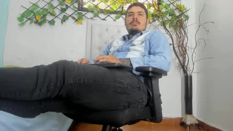 Snapshot of narciso_kh chatting on 12.01.25 deibyd online show from 12.01.25