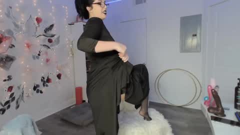 Snapshot of natahsaluxxx chatting on 12.23.24 Natasha Luxxx online show from 12.23.24