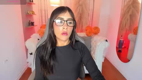 Natalia Leon online show from 10.13.25