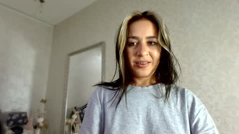 Snapshot of natalia_peach chatting on 12.30.24 Wild influence online show from 12.30.24
